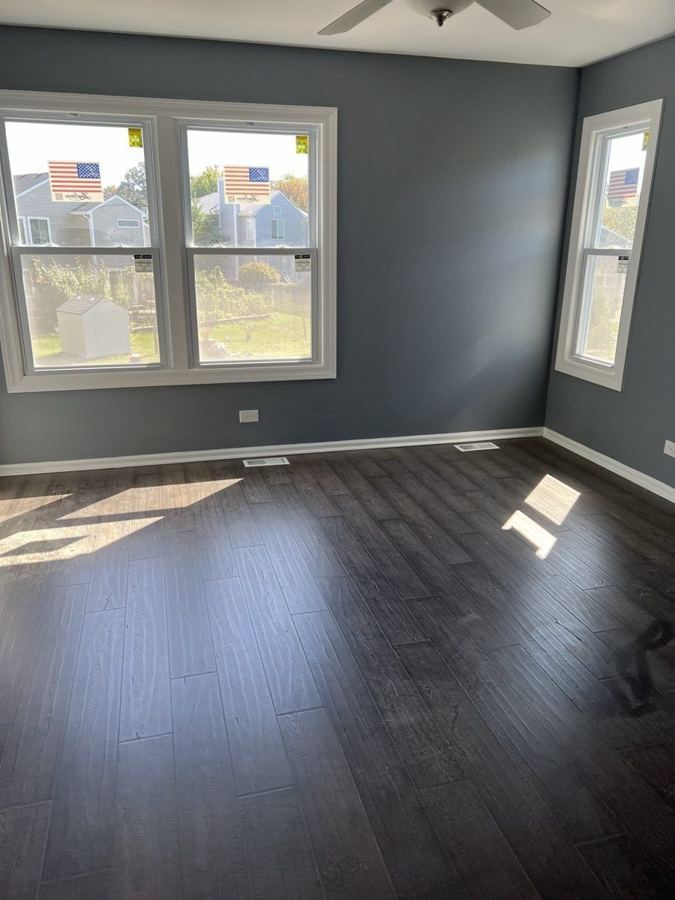 Bedroom: dark wood-look floor
