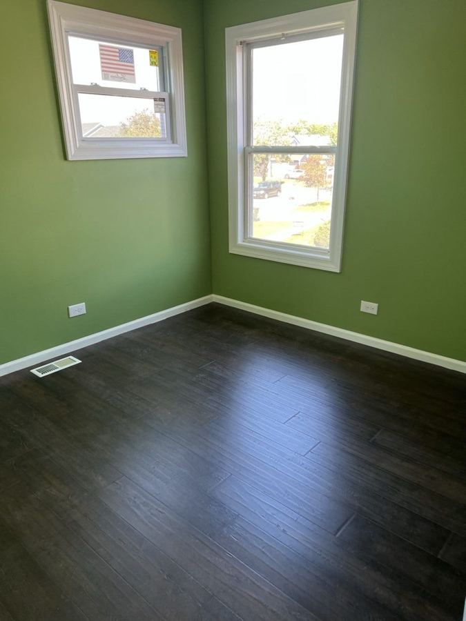 Bedroom: dark wood-look floor